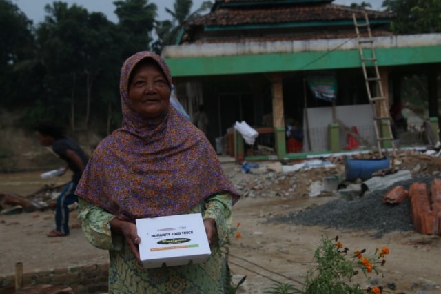 Warga terdampak banjir di Desa Sajira Mekar, Kecamatan Sajira, Kabupaten Lebak, menerima paket makanan siap santap dari Humanity Food Truck. (ACTNews/Eko Ramdani)