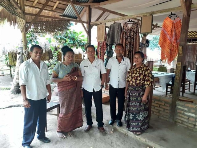 Pihak Dinas Kominfo Kabupaten Sikka bertemu dengan Ibu Alfonsa yang mengunggah postingan hoax terkait corona. Foto: istimewa.