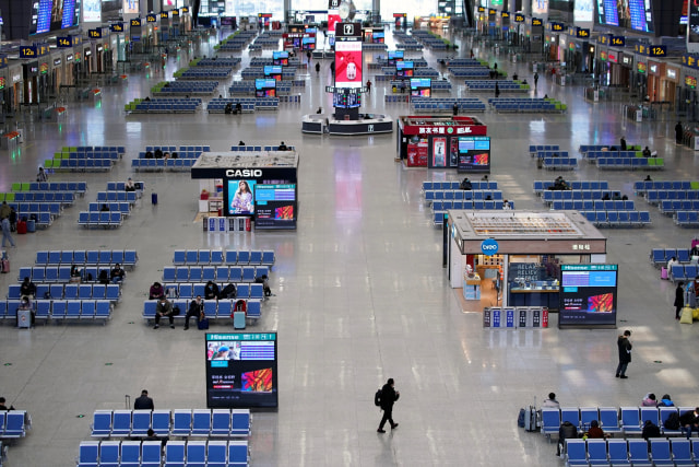 Wisatawan terlihat di Stasiun Kereta Api Hongqiao, Shanghai, China. Foto: REUTERS / Aly Song