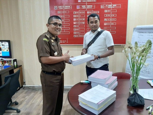 Penyidik Satreskrim Polrestabes Medan menyerahkan berkas kasus pembunuhan hakim PN Medan. Foto: Istimewa