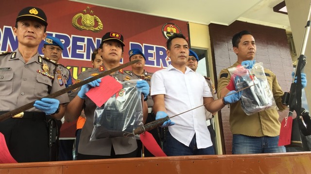 Polisi menujukan barang bukti tersangka pelaku penganiayaan bersama Santang. Foto: Arfiansyah Panji Purnandaru/kumparan