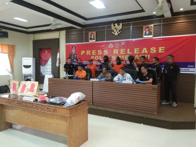 Polres Melawi menggelar perss release kasus pembunuhan yang menewaskan kakak beradik di Desa Sidomulyo, Kecamatan Nanga Pinoh, Kabupaten Melawi. Foto: Dok. Humas Polres Melawi