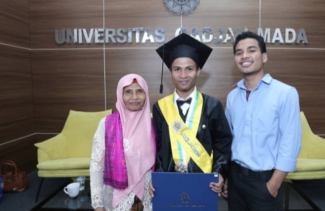 Ahmad Suyoko (tengah) berfoto bersama keluarganya saat konferensi pers di UGM, Rabu (19/2/2020). Foto: Birgita