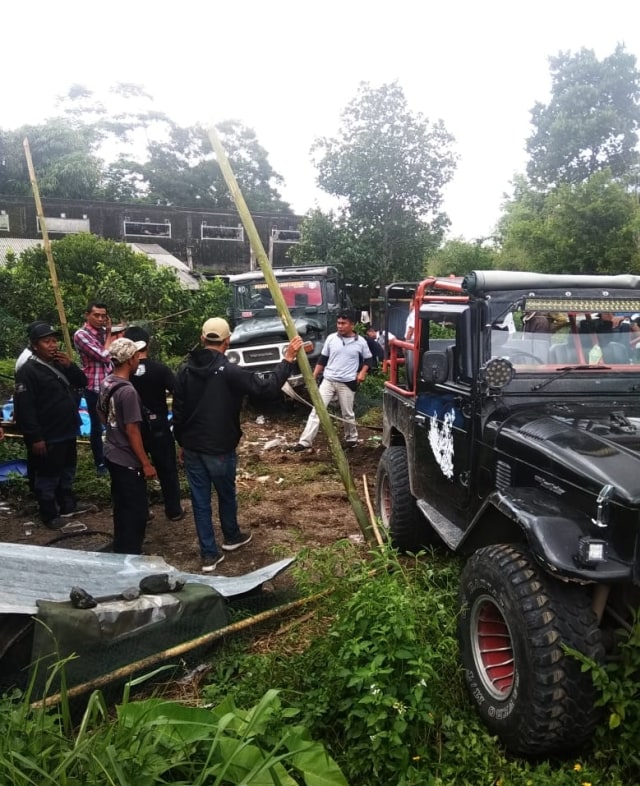 Proses evakuasi jip wisata lava tour Merapi yang terperosok. Foto: Dok. Istimewa