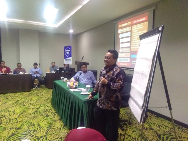 Prof M. Masud Said Ph.D saat menyampaikan materi tentang Cara Cepat Meningkatkan Pendapatan Asli Daerah di Hotek Savana, Rabu (19/2). Foto: ali/tugumalang.id