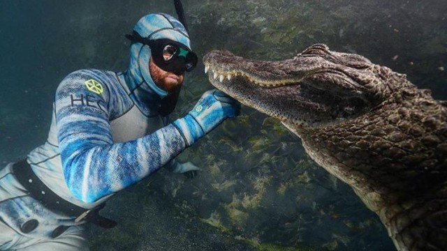 Sosok Forrest Galante bersama buaya. Rencananya akan membantu upaya penyelamatan buaya berkalung ban di Kota Palu. Foto: Instagram resmi Forrest 