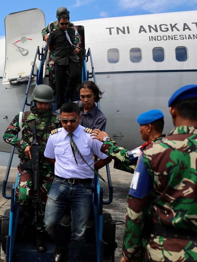 Pilot 'pesawat asing' diturunkan pada simulasi force down dalam latihan operasi pertahanan udara di Lanud SIM, Aceh, Rabu (19/2). Foto: Suparta/acehkini 