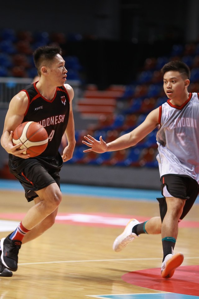 Abraham Damar Grahita (kiri) dan Andakara Prastawa saat latihan bersama Timnas Basket Indonesia.  Foto: Dok. Perbasi