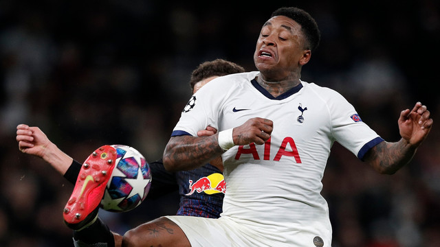Steven Bergwijn berduel dengan Ethan Ampadu. Foto: AFP/Adrian Dennis