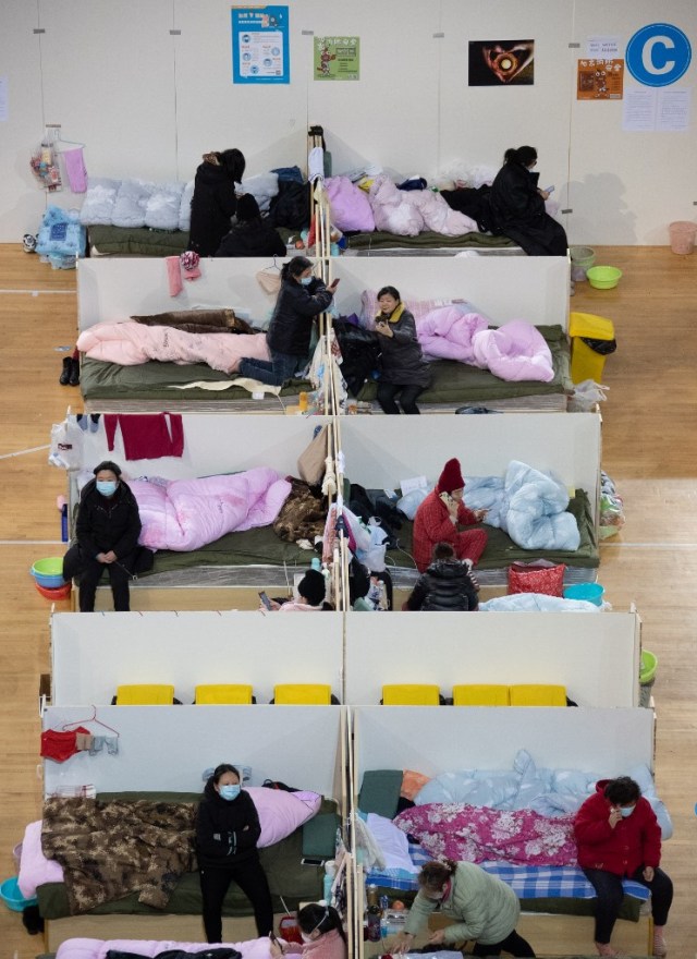 Para penderita virus corona di RS Fangcai di kota Wuhan, Hubei, China Foto: AFP/STR