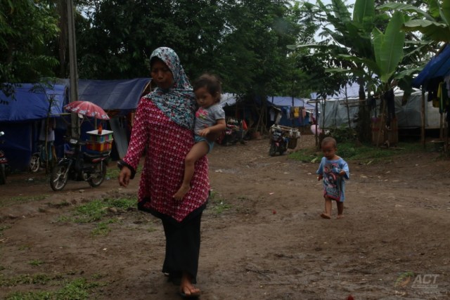 Seorang ibu dan anak-anak yang berada di pengungsian Kampung Seupang, Pajagan, Sajira, Lebak, Senin (17/2). Tempat ini jadi pengungsian sejak banjir bandang awal 2020 lalu. (ACTNews/Eko Ramdani)
