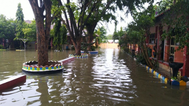 Suasana banjir di SMP34 Semarang. Foto: Afiati/kumparan