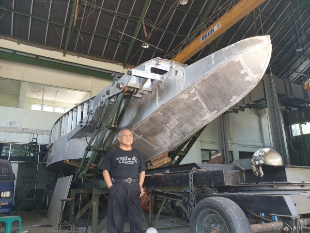 Ir Wisnu Wardhana MSc PhD menunjukkan rancangan kapal The Croc buatannya. Foto: Dok.pribadi