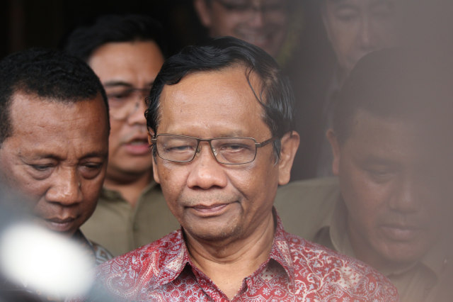 Menko Polhukam, Mahfud MD, menjawab pertanyaan wartawan di Gedung Kemenko Polhukam, Jakarta, Kamis (20/2/2020). Foto: Nugroho Sejati/kumparan