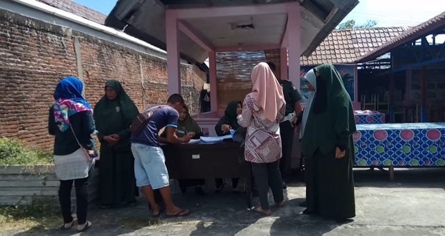 Pengguna sepeda motor yang terjaring razia busana yang digelar Polisi Syariat di Aceh, Kamis (20/2/2020). Foto: Habil Razali/acehkini