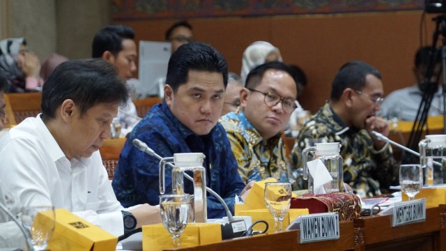 Menteri BUMN Erick Thohir (kedua dari kiri) saat rapat kerja dengan Komisi VI DPR RI. Foto: Helmi Afandi Abdullah/kumparan