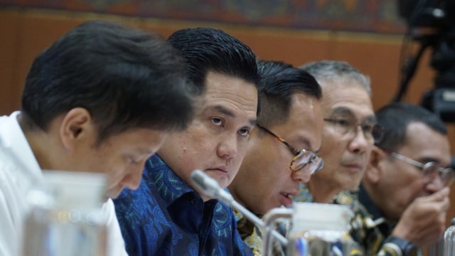 Menteri BUMN Erick Thohir (kedua dari kiri) saat rapat kerja dengan Komisi VI DPR RI. Foto: Helmi Afandi Abdullah/kumparan
