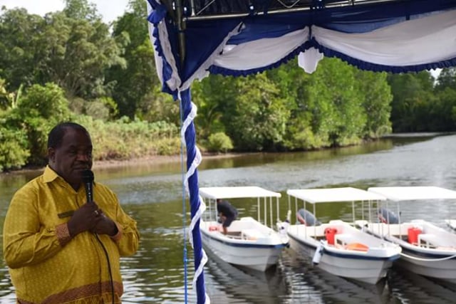Bupati Sorong menyerahkan bantuan speedboat kepada kepala kampung, foto : Istimewa/Humas Kabsor