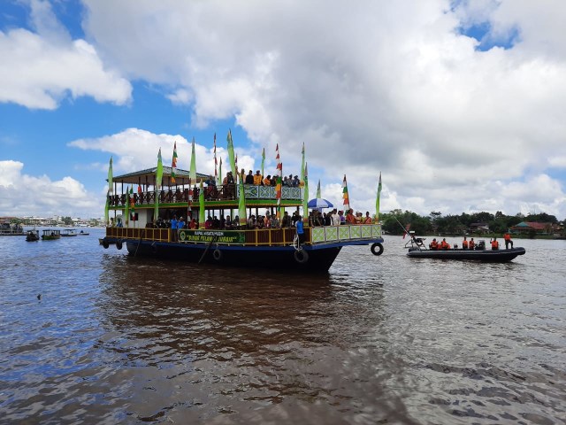 Kapal wisata Bidar Pelangi Jubair berlayar menyusuri Sungai Kapuas usai launching di Taman Bungur Kapal tersebut dibangun atas kerjasama antara MABM Sintang dengan Pemkab Sintang. Foto: Yusrizal/Hi!Pontianak