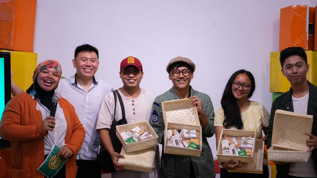 Dina Janidya (MC), William Gondokusumo (CEO Campaign.com), Ahmad Zulfianto (Co-Founder GetPlastic), Nugie (Ambassador #Rethink Campaign), Sizigia Pikhansa (Evo & Co.), Rinaldi (FounderYouthranger.id) dalam acara Back to the 60s.