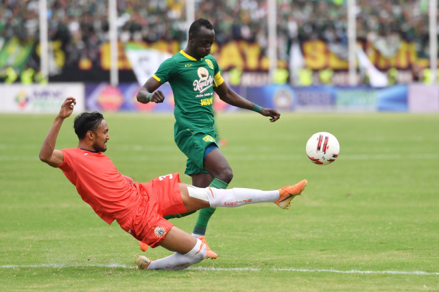 Pemain Persebaya Surabaya, Makan Konate, berusaha melewati pemain Persija Jakarta pada final Piala Gubernur Jatim di Gelora Delta Sidoarjo.  Foto: ANTARA FOTO/Zabur Karuru