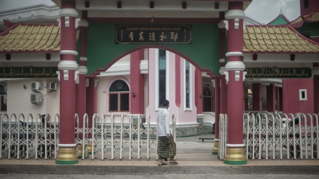 Seorang jemaah yang hendak beribadah di Masjid Muhammad Cheng Hoo Palembang, Kamis (20/2) Foto: Ary priyanto/Urban Id