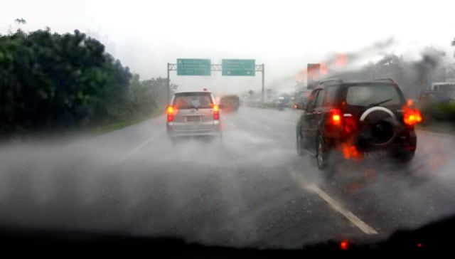 Ilustrasi penggunaan lampu hazard saat hujan Foto: dok. Istimewa