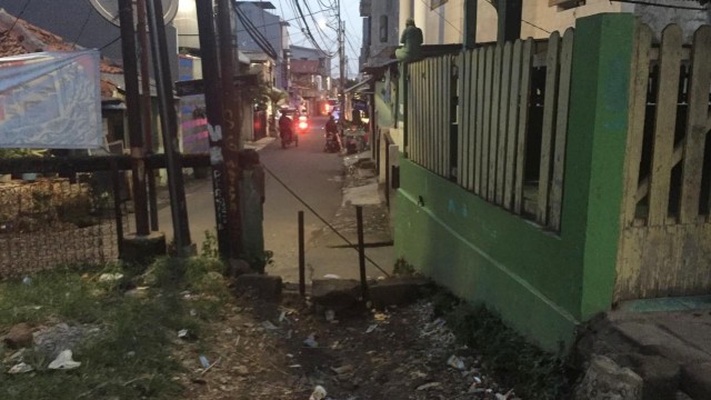 Jalan setapak yang ditutup di TPU Menteng Pulo, Jakarta Selatan, Kamis (20/2).
 Foto: Muhammad Lutfan Darmawan/kumparan