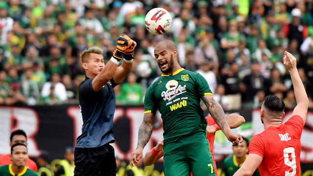 Pemain Persebaya, David Da Silva, berebut bola dengan penjaga gawang Persija Jakarta pada pertandingan final Piala Gubernur Jatim 2020 di Gelora Delta Sidoarjo. Foto: ANTARA FOTO/Zabur Karuru