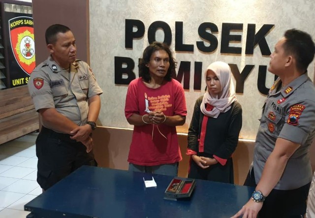 Pelaku cabul dan istrinya yang juga jadi tersangka saat diamankan di Polsek Bumiayu. (dok. panturapost) 