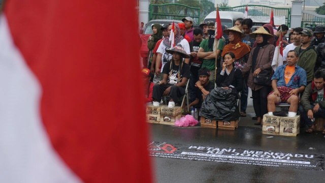 Demo tolak pabrik semen di Kendeng di depan Istana Negara, Jakarta Foto: Aditia Noviansyah/kumparan