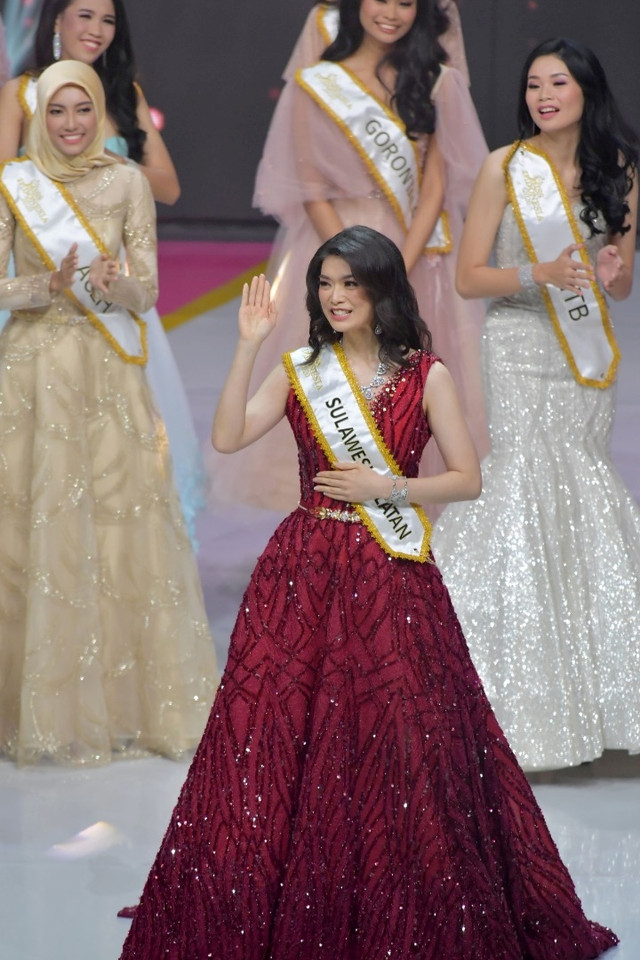 Finalis asal Sulawesi Selatan, Pricilia Carla Yules melambaikan tangan pada malam puncak Miss Indonesia 2020 di Jakarta, Kamis (20/2). Foto: ANTARA FOTO/M Risyal Hidayat