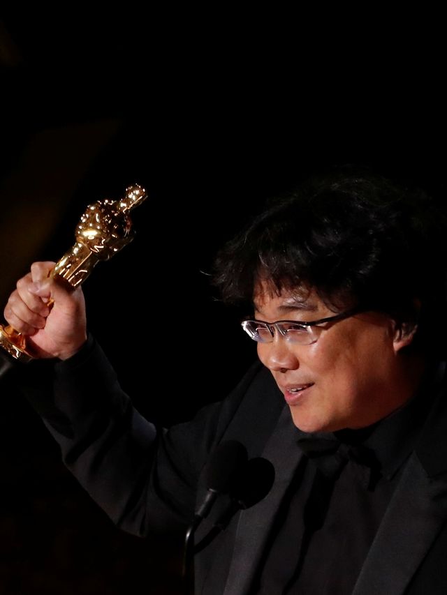 Bong Joon Ho menunjukkan Piala Oscars 2020 untuk Skenario Asli Terbaik untuk "Parasite". Foto: REUTERS/Mario Anzuoni