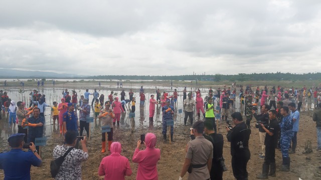 Waka Polda Sultra, Kombes Pol Yan Sultra, memimpin proses penanaman ribuan pohon bakau di Teluk Kendari, Jumat (21/2). Foto: Wiwid Abid Abadi/kendarinesia