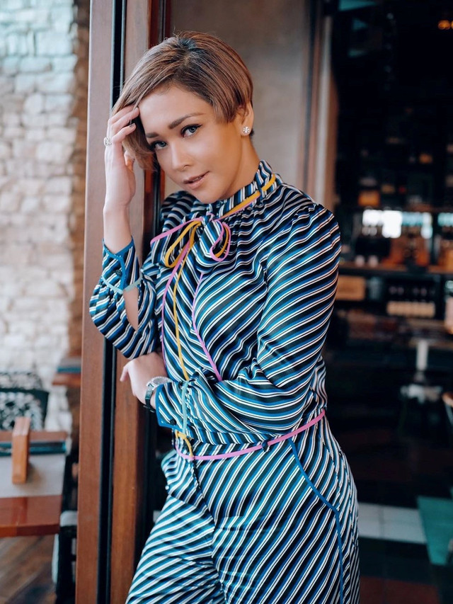 Maia Estianty dengan gaya rambut terbarunya. Foto: Instagram/@maiaestiantyreal