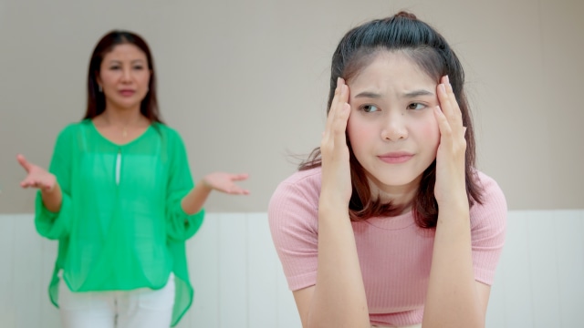 Ilustrasi mertua melakukan mom shaming.
 Foto: Shutter Stock