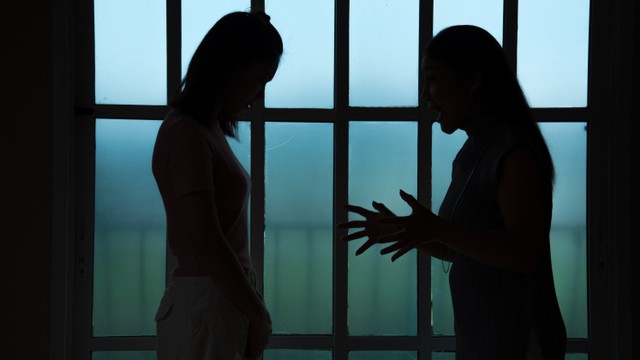 Ilustrasi mertua melakukan mom shaming.
 Foto: Shutter Stock