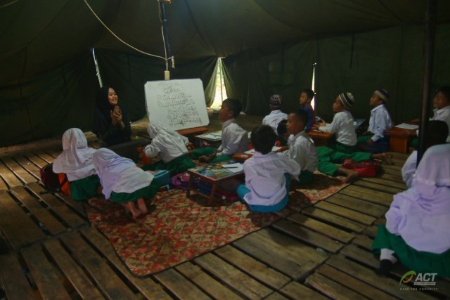 Suasana sekolah darurat di Kampung Seupang, Senin (17/2). Mereka belajar di tempat ini sejak awal Januari 2020 lalu. (ACTNews/Eko Ramdani)