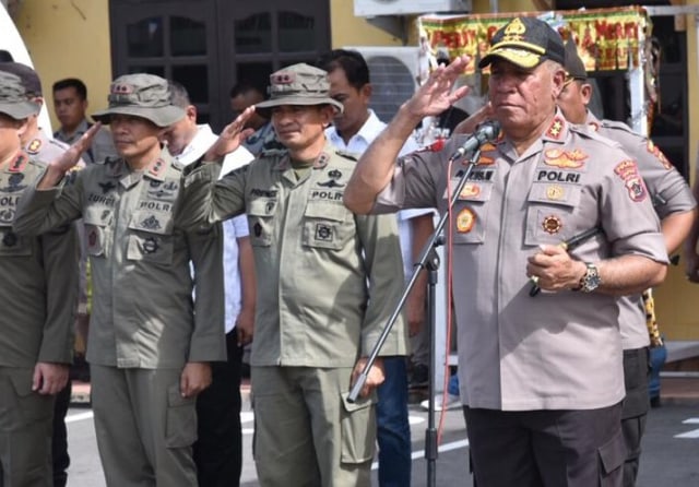Kapolda Papua, Irjen Pol Paulus Waterpauw, saat pimpin apel personel BKO Nusantara di Polres Mimika. (Dok: Polda Papua)
