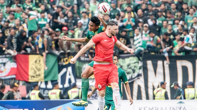 Rizky Ridho berduel dengan Marko Simic di final Piala Gubernur Jatim 2020. Foto: dok. Persebaya