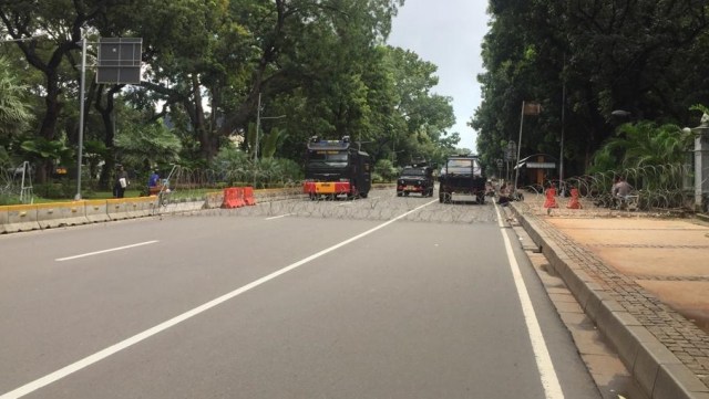 Jalan Medan Merdeka Barat Ditutup, badan dipasangi kawat berduri dan mobil barikade polisi, jelang demo massa 212. Foto: Andesta Herli/kumparan