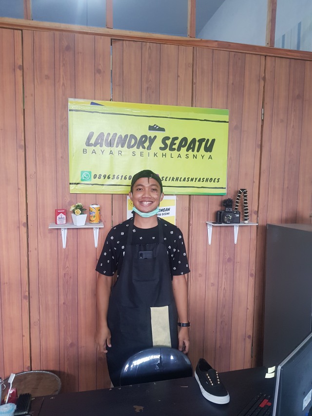 Sandyasa,22 tahun, saat berada di tempat usahanya. foto: irham thoriq/tugumalang.id