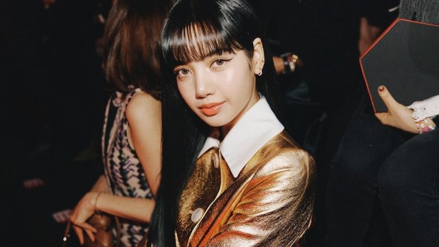 Lisa Blackpink di show Prada, Milan Fashion Week, Kamis (20/2). Foto: Instagram / @lalalalisa_m