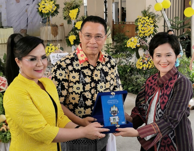 Prosesi penyerahan plakat dari Chief Commercial Officer dan Chief Operations Officer Qlue Maya Arvini kepada Walikota Tomohon Jimmy Feidie Eman dan wakilnya Syerly Adelyn Sompotan.