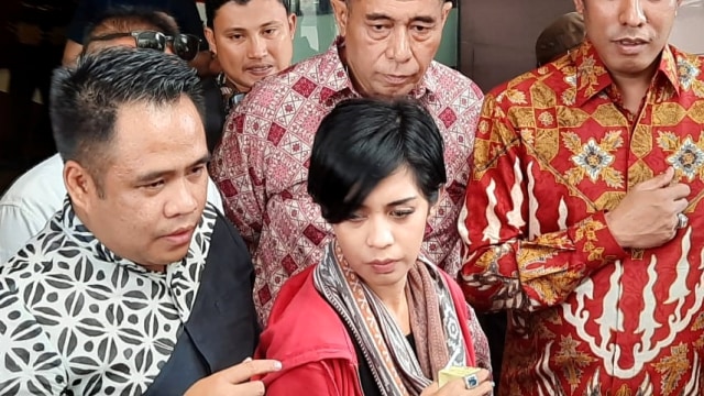 Karen Idol usai menjalani pemeriksaan di Polres Metro Jakarta Selatan, Jumat (21/2). Foto: Aria Pradana/kumparan