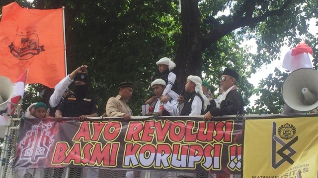 Aksi Anak 5 Tahun di Atas Mobil Komando saat “Aksi 212: Berantas Korupsi, Selamatkan NKRI” di Monas Foto: Andesta Herli Wijaya/kumparan