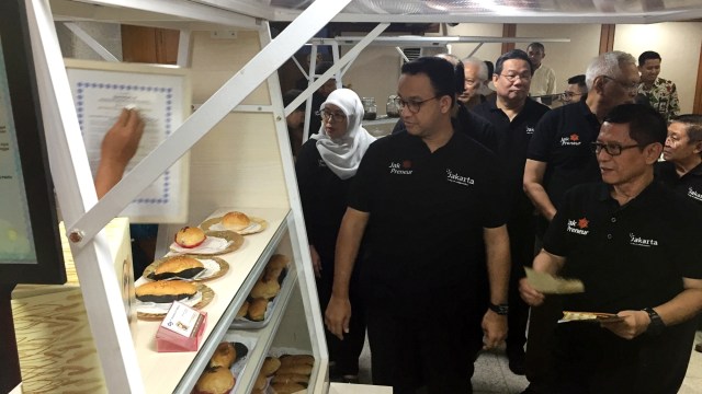 Gubernur DKI Jakarta Anies Baswedan melihat booth UMKM bantuan dari Mayapada Group di Balai Agung, Jakarta, Jumat (21/2). Foto: Darin Atiandina/kumparan