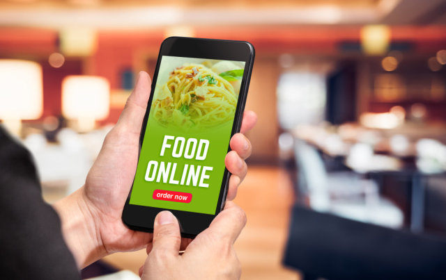 Ilustrasi memesan makanan secara delivery lewat ojol. (Foto: Thinkstock)