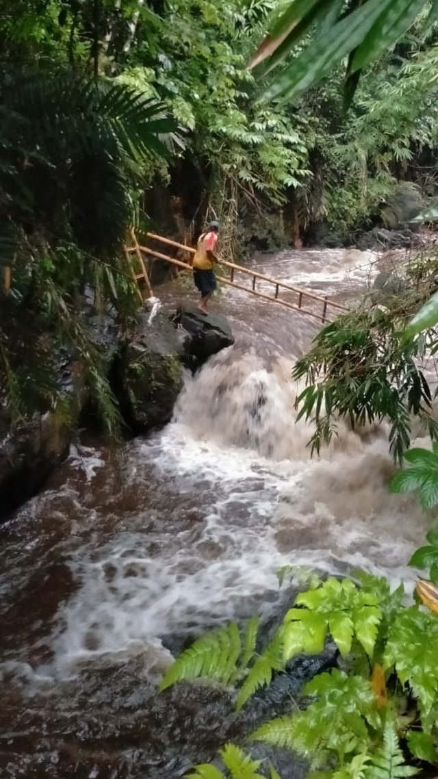Siswa SMPN 1 Turi, Sleman, hanyut saat berkegiatan susur sungai. Foto: Dok. BNPB