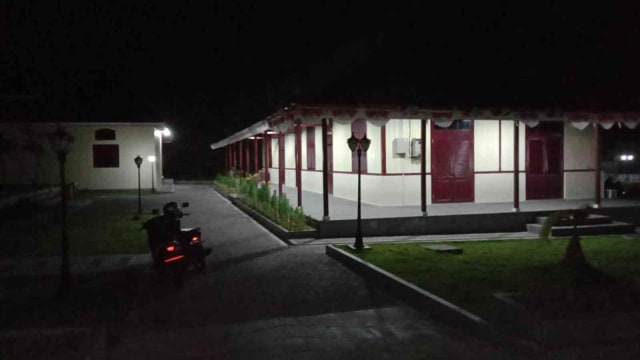 Kantor dan Sekretariat Dinas Kebudayaan Kota Ternate kembali diterangi cahaya lampu, setelah sebelumnya dibiarkan gelap gulita. Foto: Nurkholis Lamaau/cermat